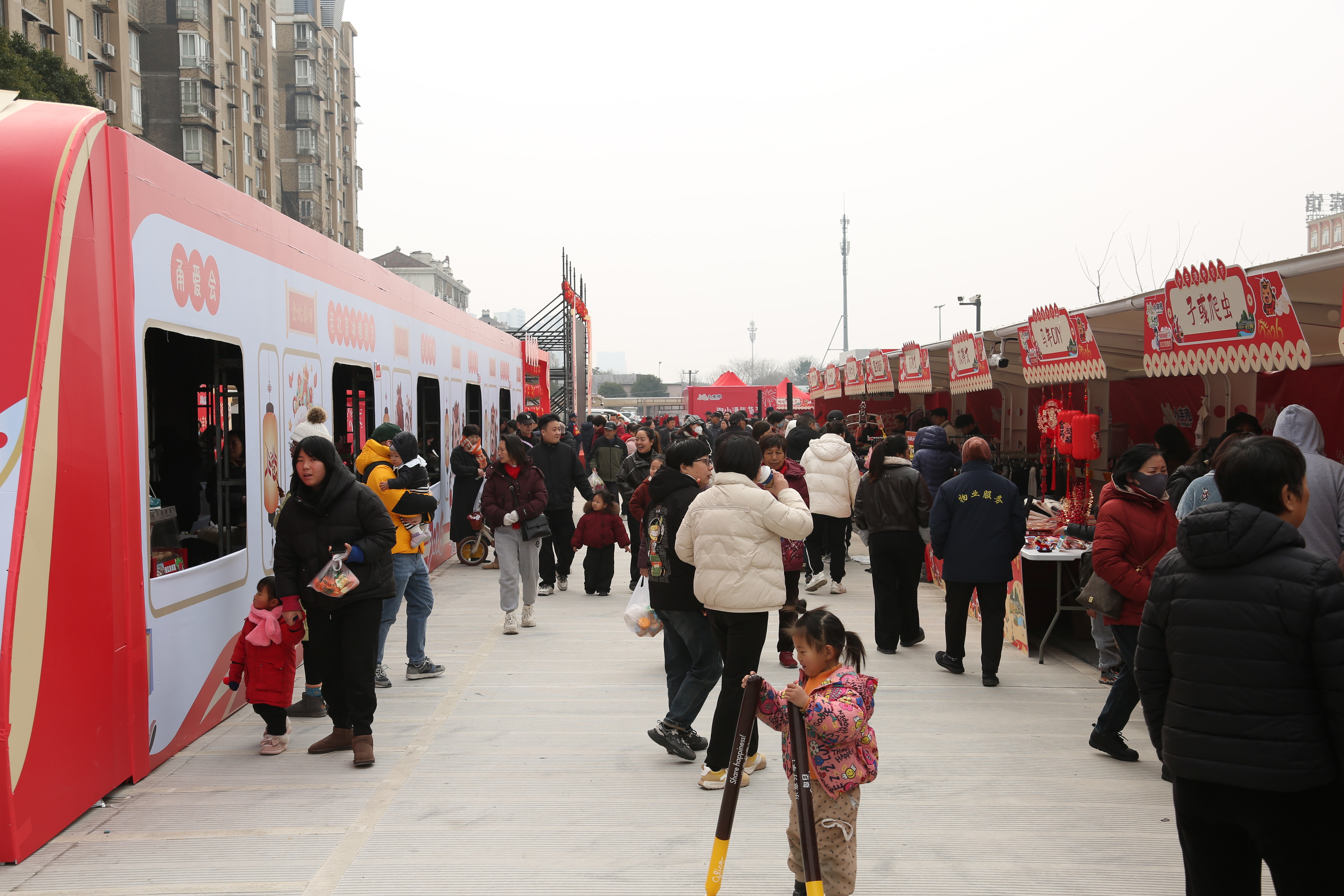 煙火升騰,共富新景——北侖小港街道第三屆“小豐港”年貨共富市集熱鬧開集