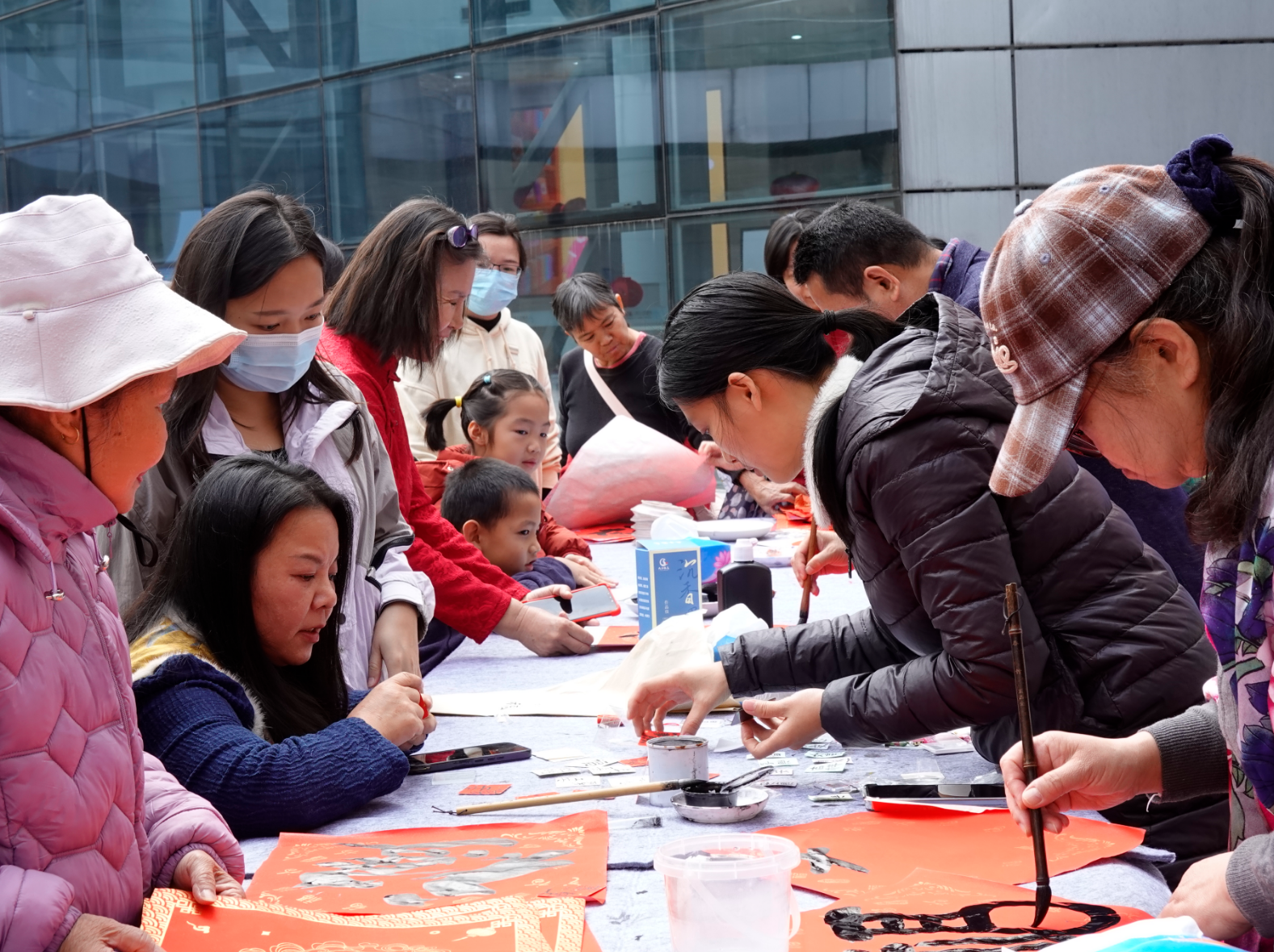 从“旁观者”到“执笔人”：光明区文化馆书画队福字传递温暖