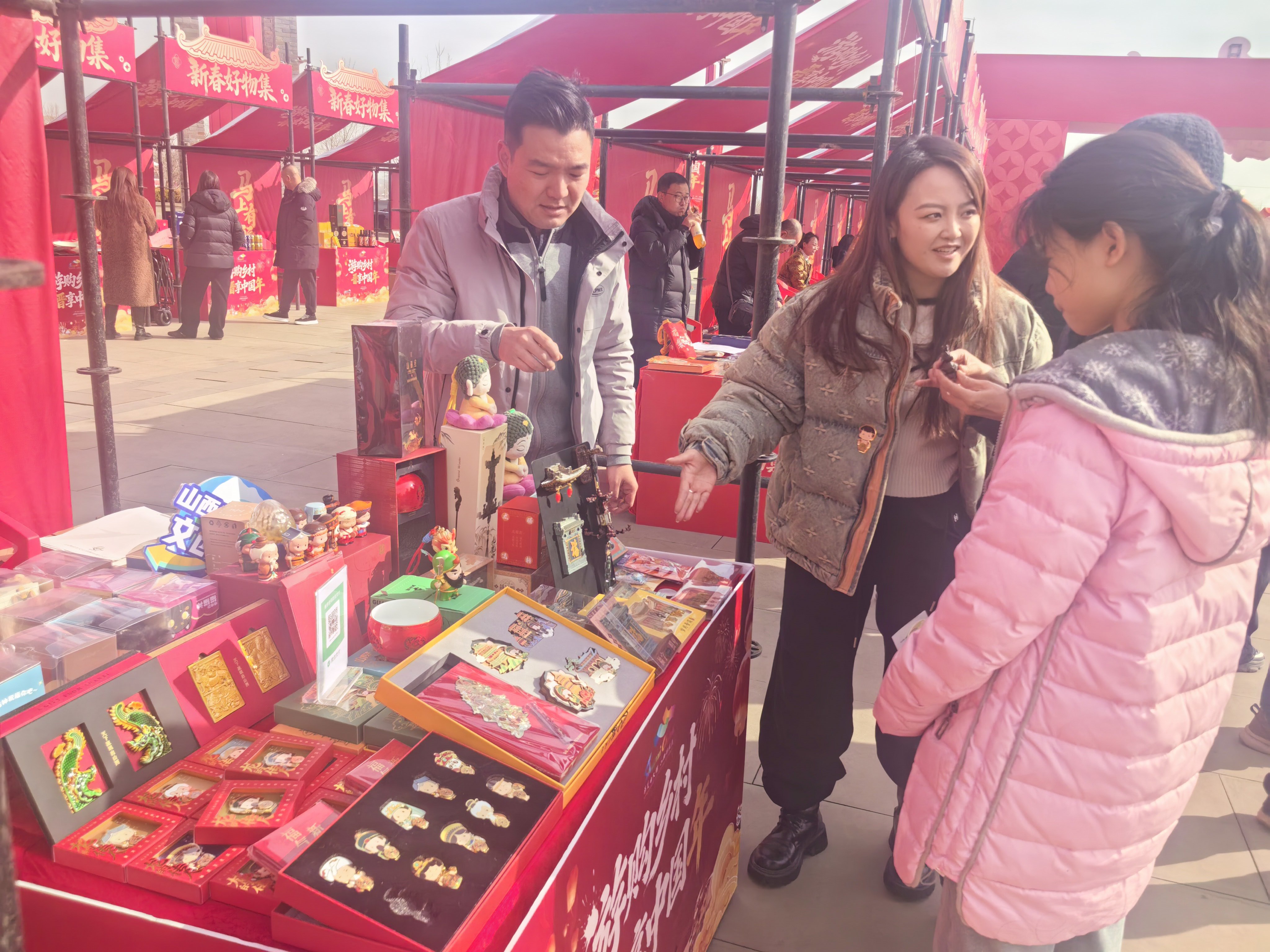 参展企业工作人员为游客介绍文创产品