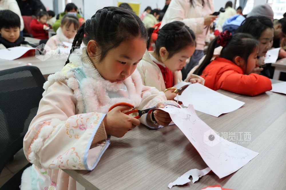 江西新余：非遗剪纸 乐享寒假（图）