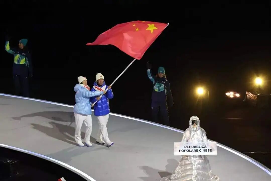 黑龙江速度滑冰运动员 宁忠岩扬旗米兰冬奥会开幕式