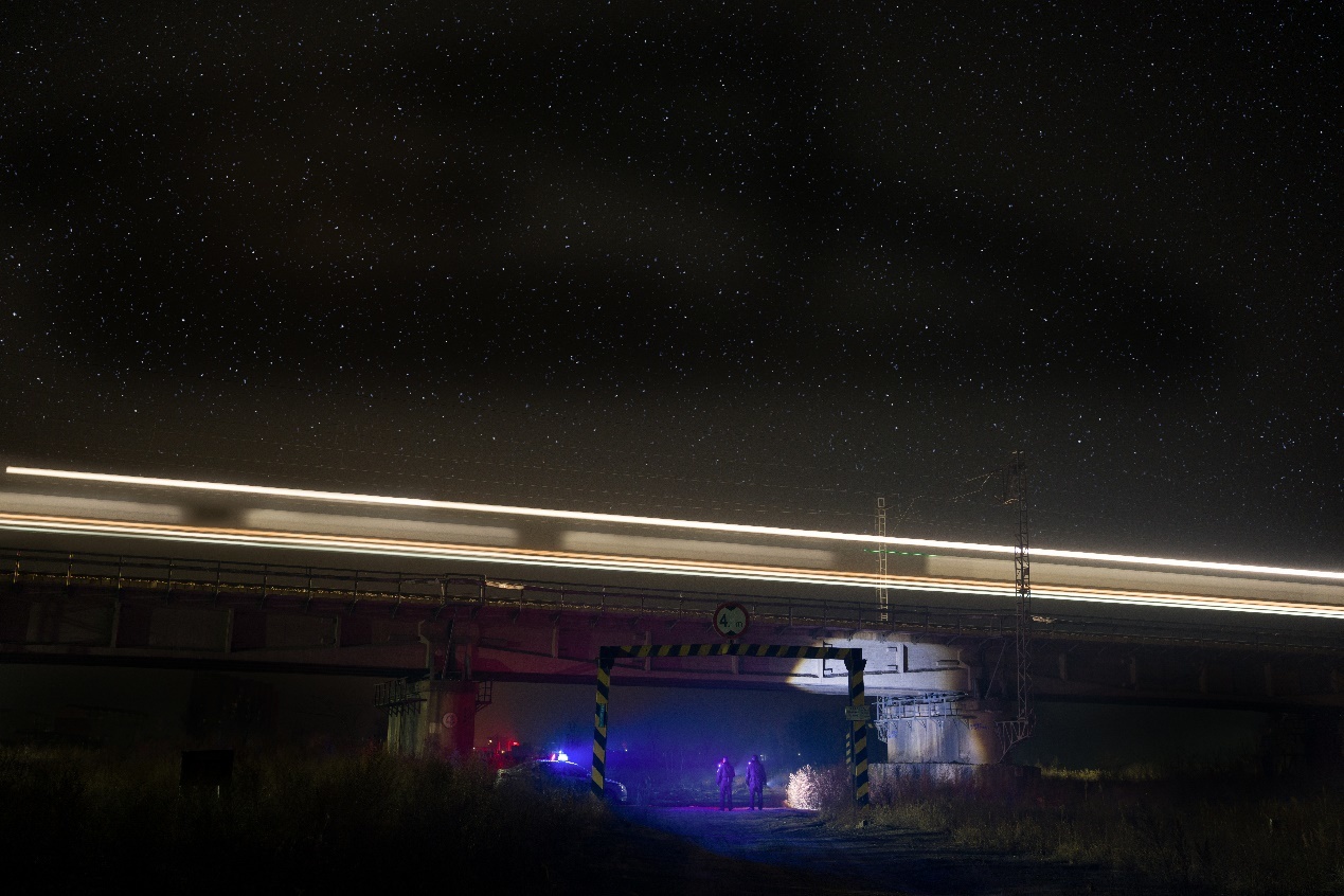 1月29日，沙河市站派出所辖区线路，民警进行夜间巡视。