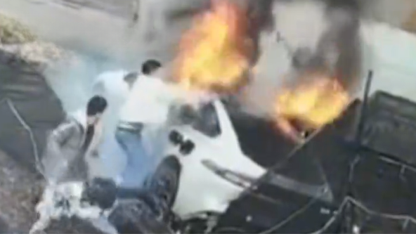 网约车起火后车门打不开，路人搬巨石砸窗救出3人，1人被烧死