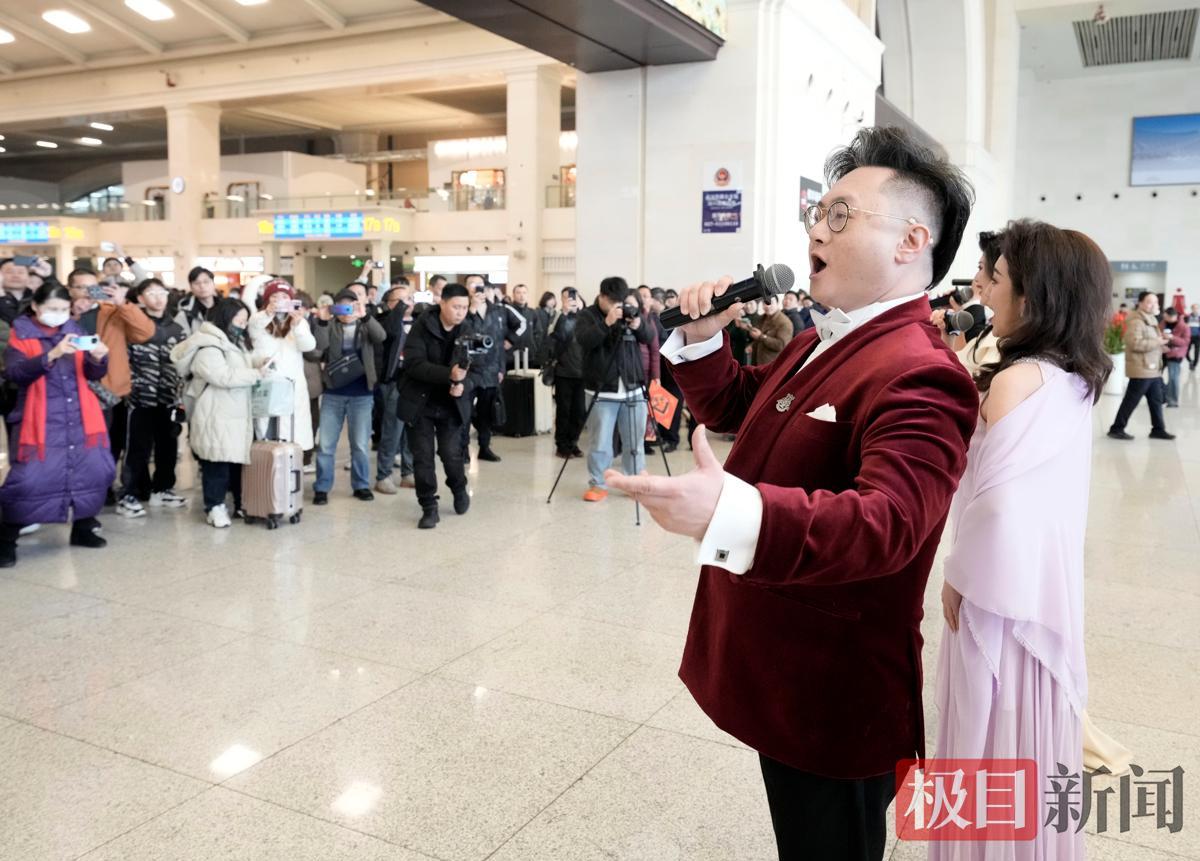 歌手为旅客演唱