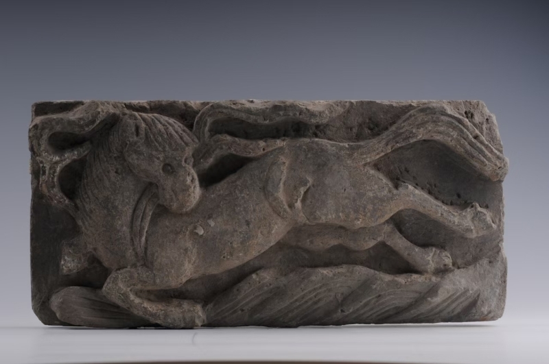 乌鲁木齐市博物馆陈列的“飞马流云砖”。乌鲁木齐市博物馆供图