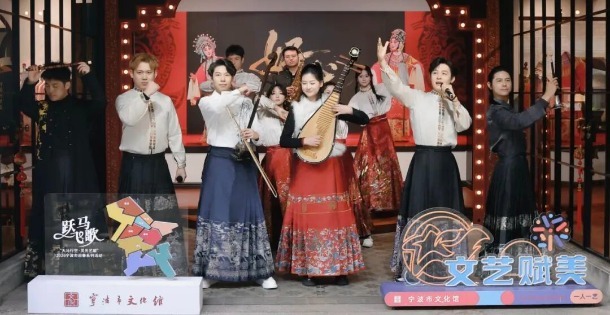 新马路畔乐音传，跃马飞歌奏新春