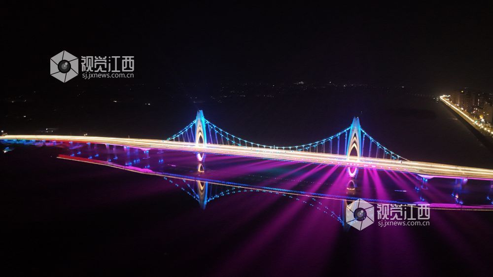 2月3日晚，江西省吉安市泰和县澄江大桥夜景璀璨夺目，成为城市新名片。
