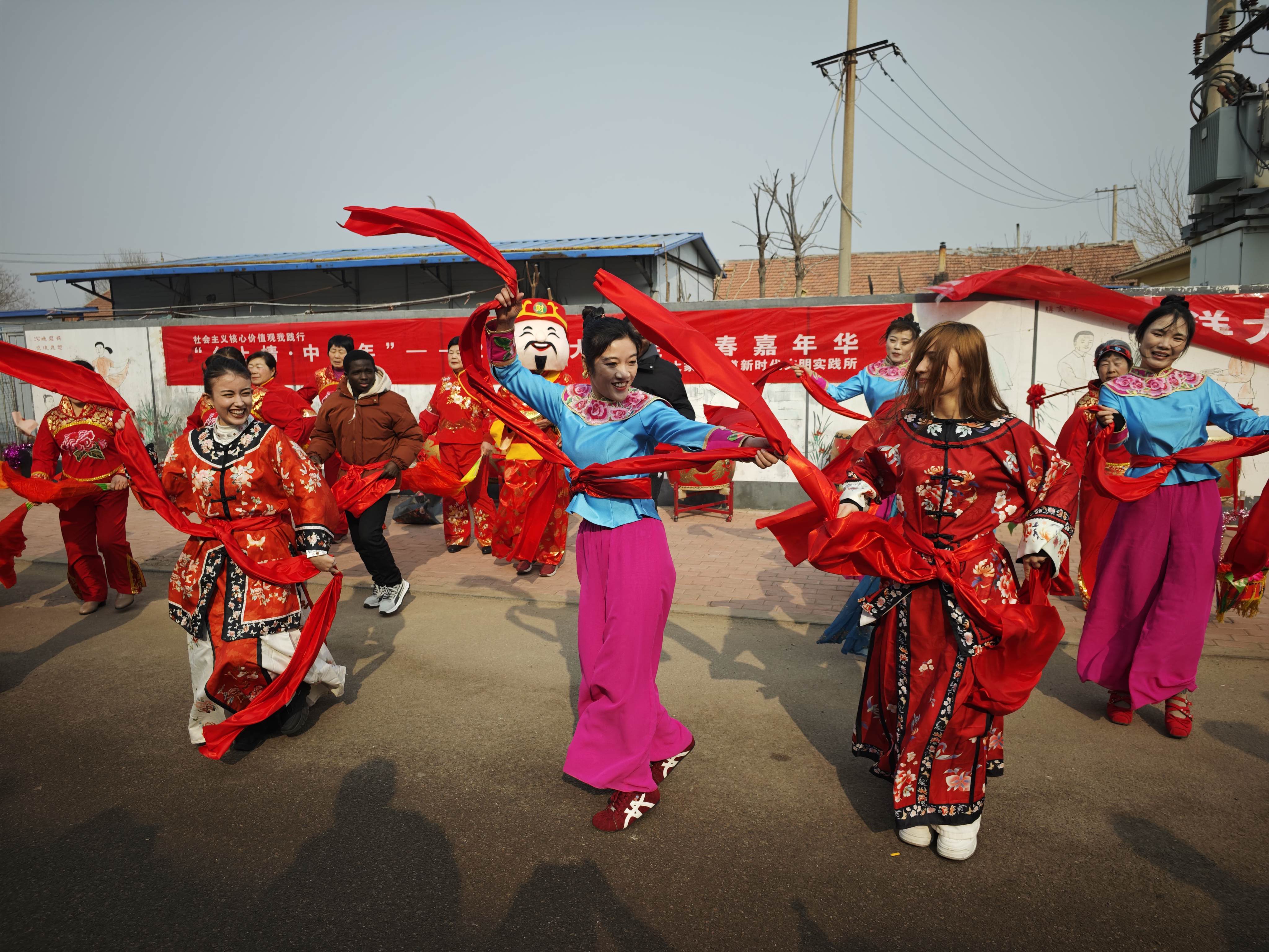 多国留学生体验潍坊滨海区“海洋大集” 沉浸式感受“中国年味”
