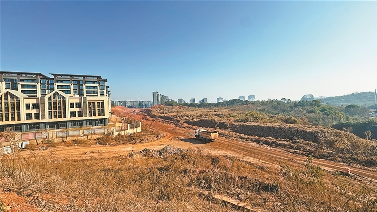 翠微峰路仍是一片泥土。江西日报全媒体记者 陈 璋摄