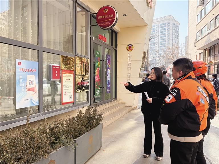 工作人员为外卖配送员讲解甘肃人民建议征集平台使用流程