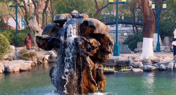 “月牙飞瀑”胜景持续近半年，初春泉城千泉竞涌醉游人  