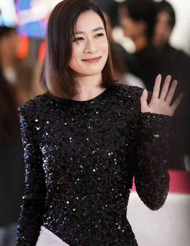 搜狐娱乐讯 近日，佘诗曼现身品牌活动，黑白撞色连衣裙造型吸睛，浅笑互动状态松弛。