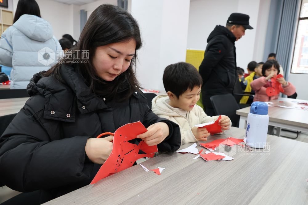 江西新余：非遗剪纸 乐享寒假（图）