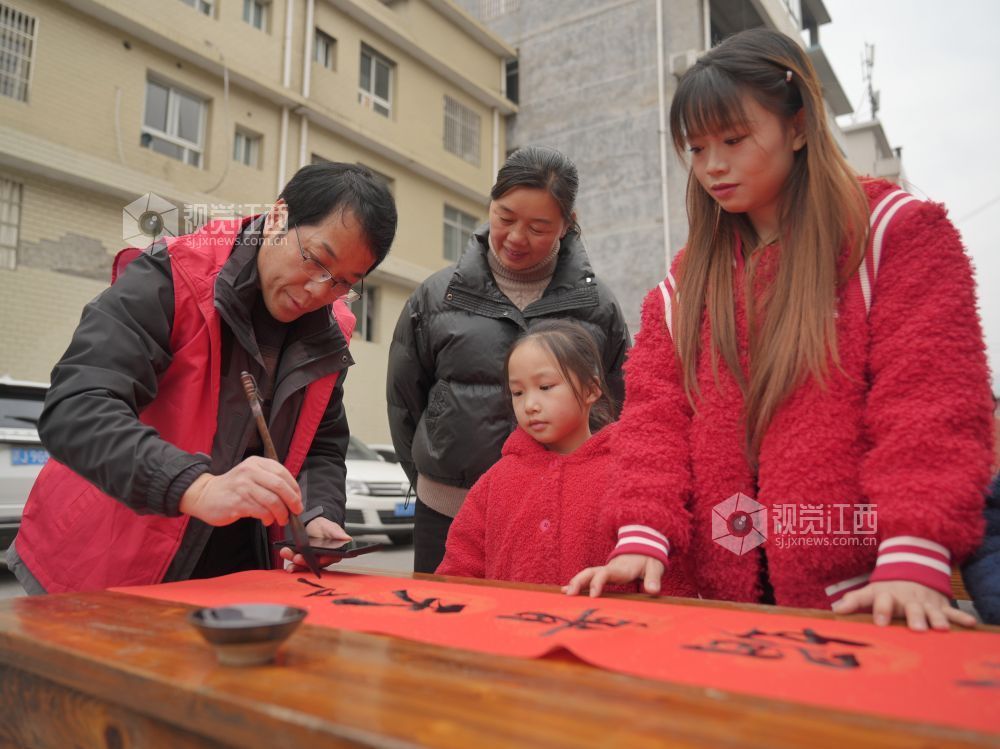 2026年2月4日,在江西省萍乡市芦溪县芦溪镇更田村,党员志愿者和书法爱好者为村民写春联。