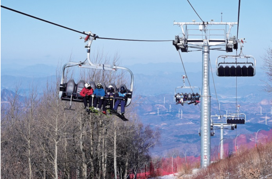 游客搭乘缆车。和合承德网记者 孟瑶 摄