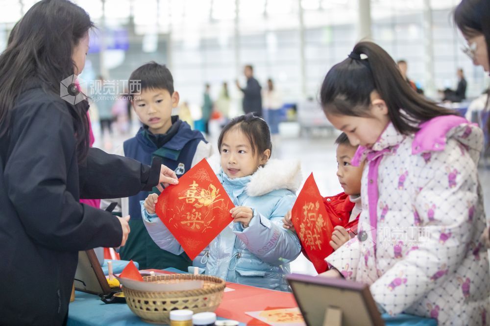 江西赣州：万福迎春暖归途 传统文化润旅途