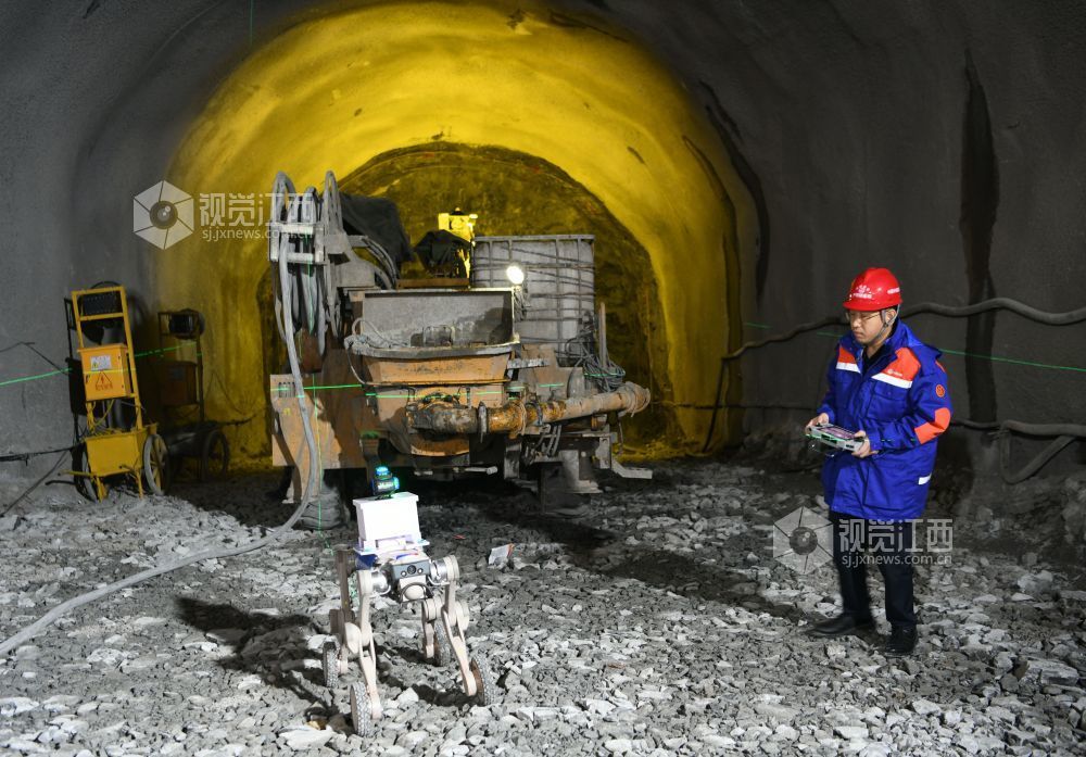 2月5日，在江西吉安永新县境内的井冈山隧道斜井，工作人员正在操控机器狗进行安全巡视。