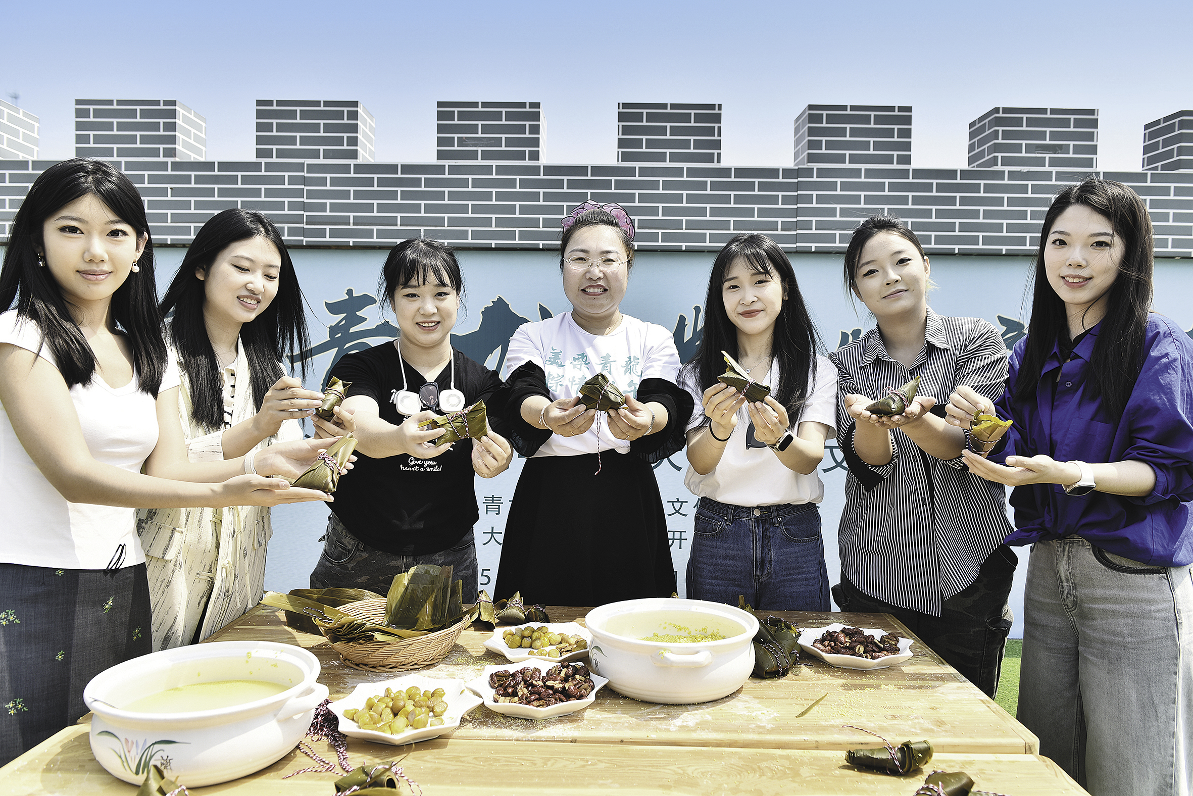 青龙满族自治县首届“端午栗粽大赛”现场。（资料片）