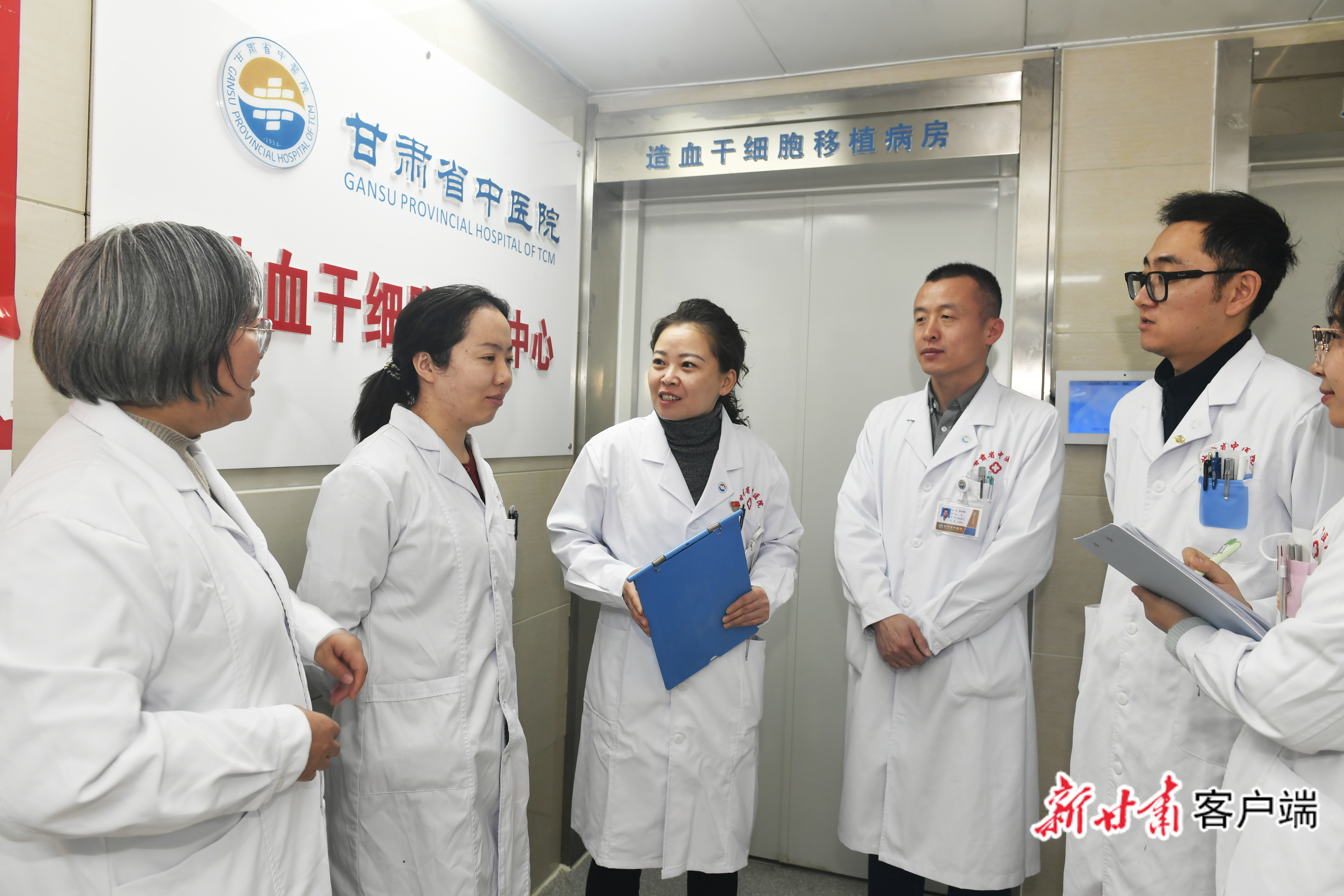 申小惠与团队交流探讨业务