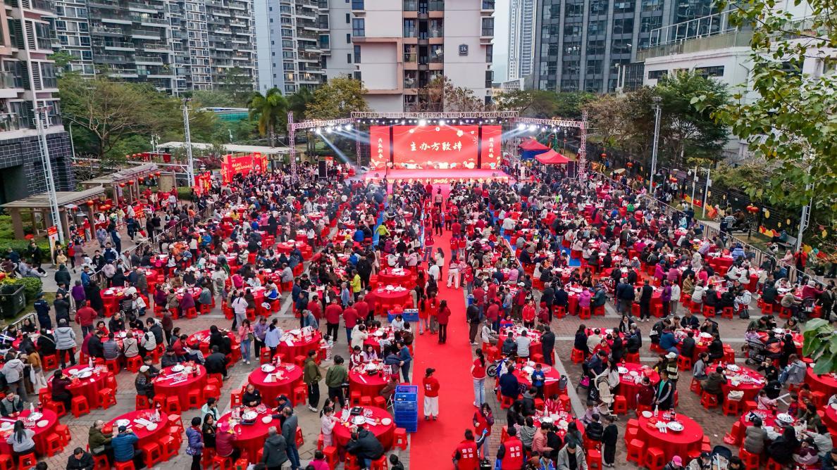 千人共聚盆菜宴，情系邻里话乡情：桃源街道福光新村举办2026年迎春晚会