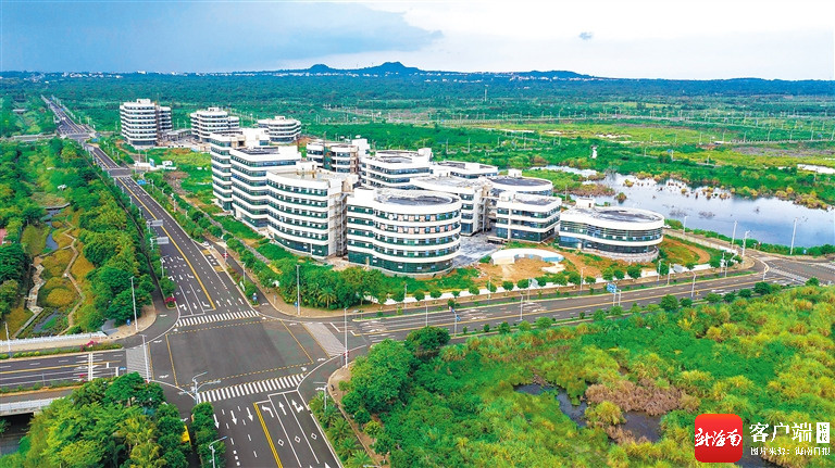 资料图：俯瞰海口高新区美安生态科技新城内在建的互联网+总部经济区&众创产业园区项目。海南日报记者 李天平 摄