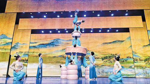 1月31日，吴桥杂技大世界江湖大剧院，杂技剧《江湖&middot;秀》精品节目《霓裳鼓韵——蹬鼓》精彩上演。 翟 琳摄