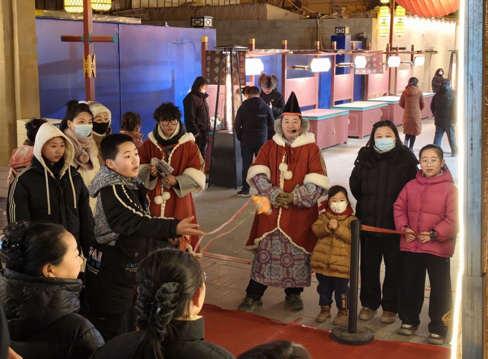 2026年1月28日，游客在敦煌夜市体验投掷游戏。新华社记者　张玉洁　摄