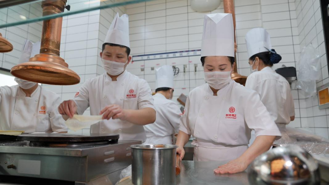 立春至，春饼香额娘&middot;春饼烤鸭传承习俗，开启一年好光景——河北市民以传统食俗迎接春天