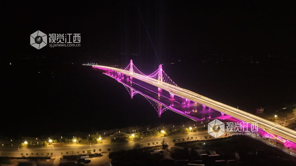 2月3日晚，江西省吉安市泰和县澄江大桥夜景璀璨夺目，成为城市新名片。