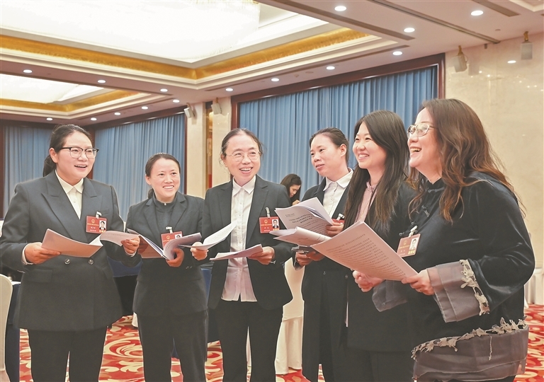 会后交流。江西日报全媒体首席记者 李 劼摄