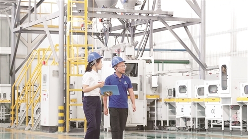 工作人员走访企业了解经营情况与金融需求