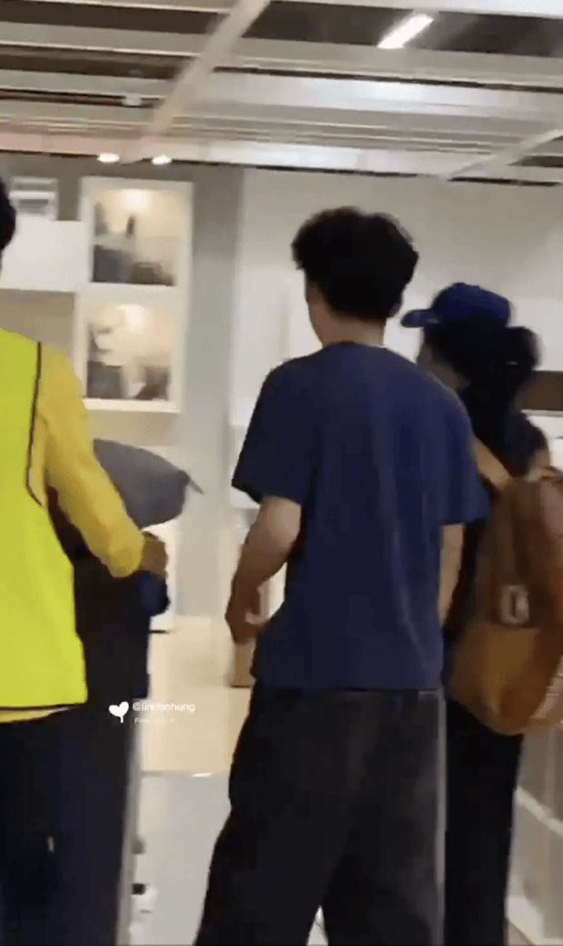 Lucas肩膀宽阔。