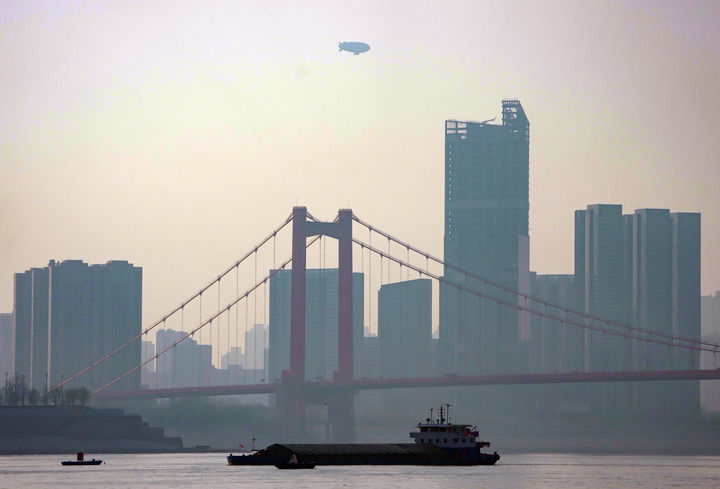 2026年1月9日，由中国航空工业集团所属航空工业特种飞行器研究所自主研制的“祥云”AS700载人飞艇，飞过武汉鹦鹉洲长江大桥上空。新华社发（周国强 摄）