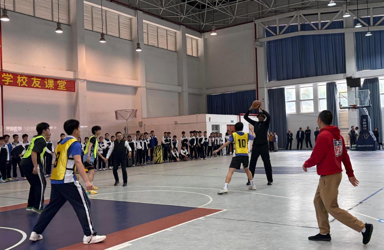 图为卡洛斯˙罗杰斯同前海未来教育集团西乡中学男篮交流互动