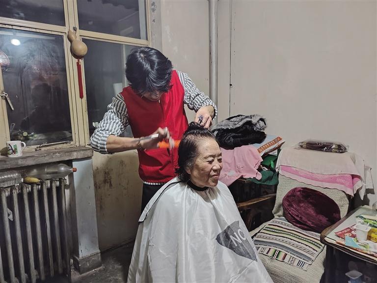 理发师为老人剪发