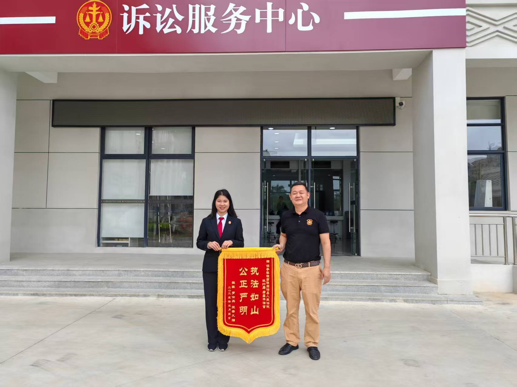 两会看法院︱这一墙的锦旗，见证了2025年的司法温度与民生回响