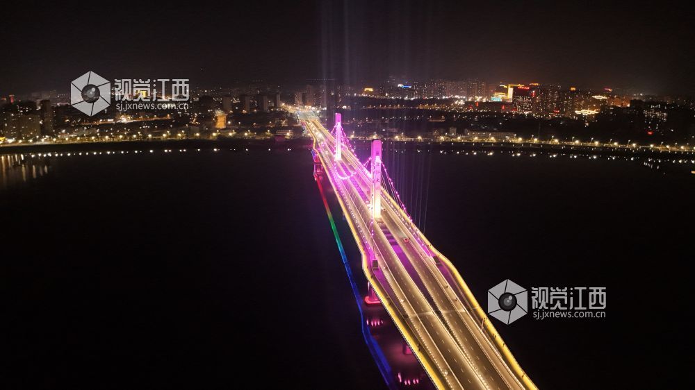 2月3日晚，江西省吉安市泰和县澄江大桥夜景璀璨夺目，成为城市新名片。