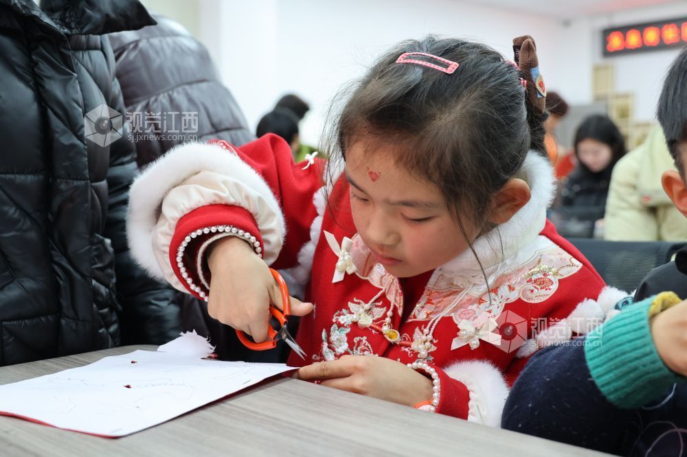 江西新余：非遗剪纸 乐享寒假（图）