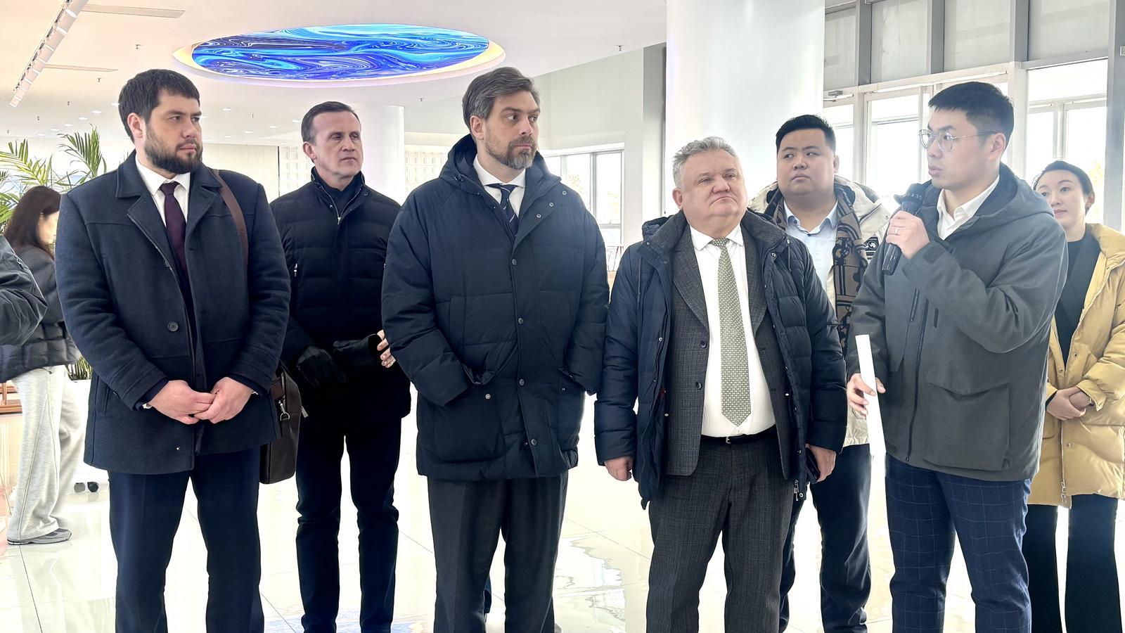 ▲考察团来到兰州新区综合保税区