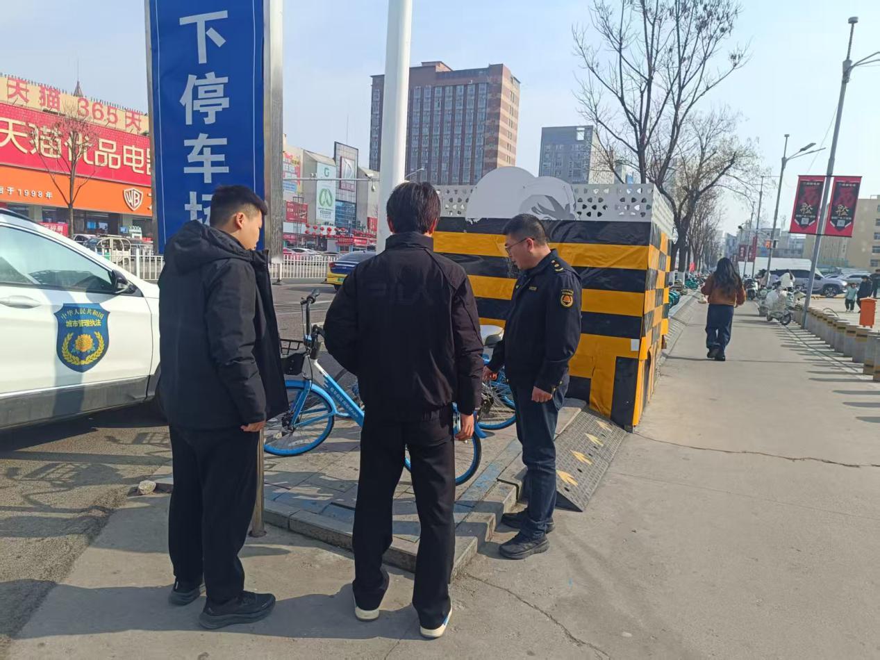 城管队员与共享单车企业负责人沟通强化单车的规范与调度