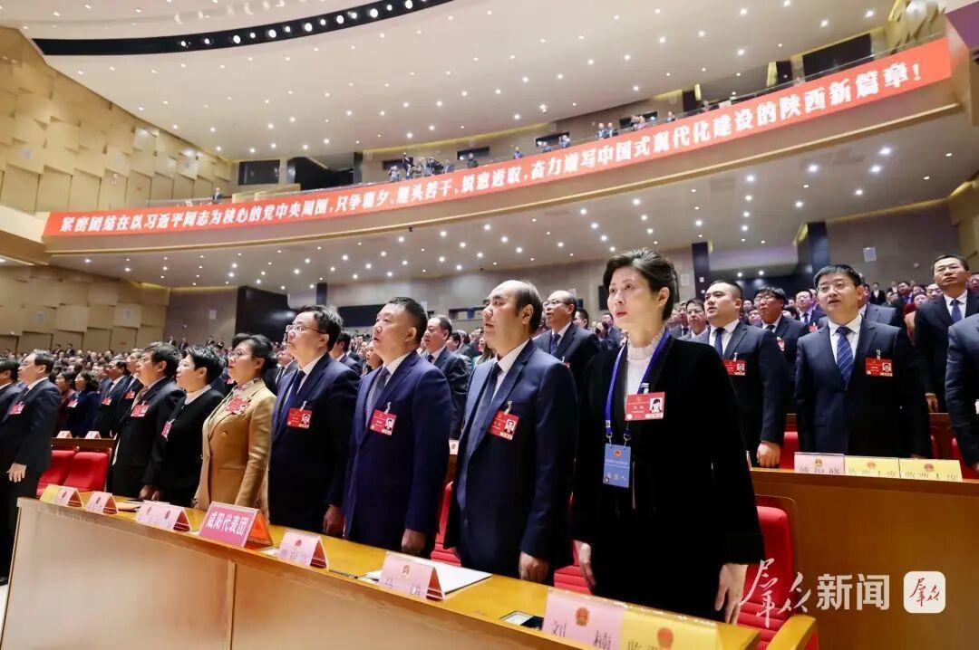 全体与会人员齐唱中华人民共和国国歌。