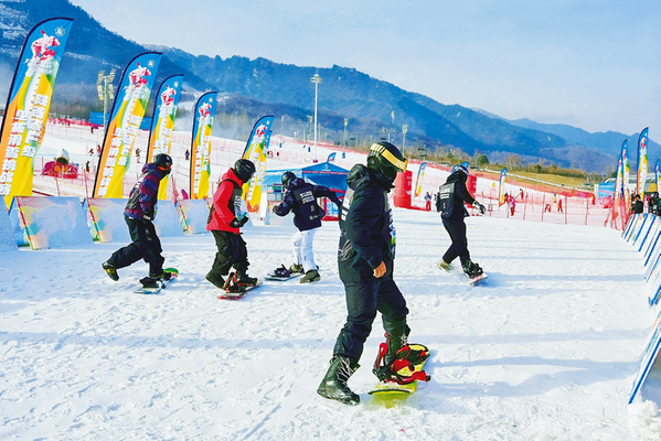 第十二屆全國大眾冰雪季暨陜西省單板滑雪（F級）挑戰賽在鰲山滑雪場舉行（資料圖片）