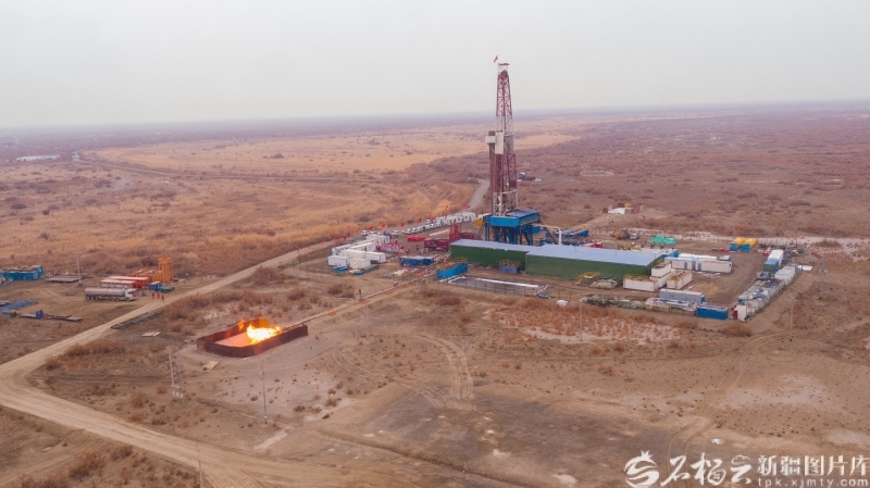 2020年1月，塔里木油田轮探1井在测试油气。塔里木油田供图