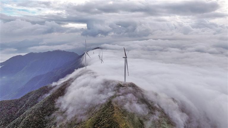 米头尖的大风车发电。