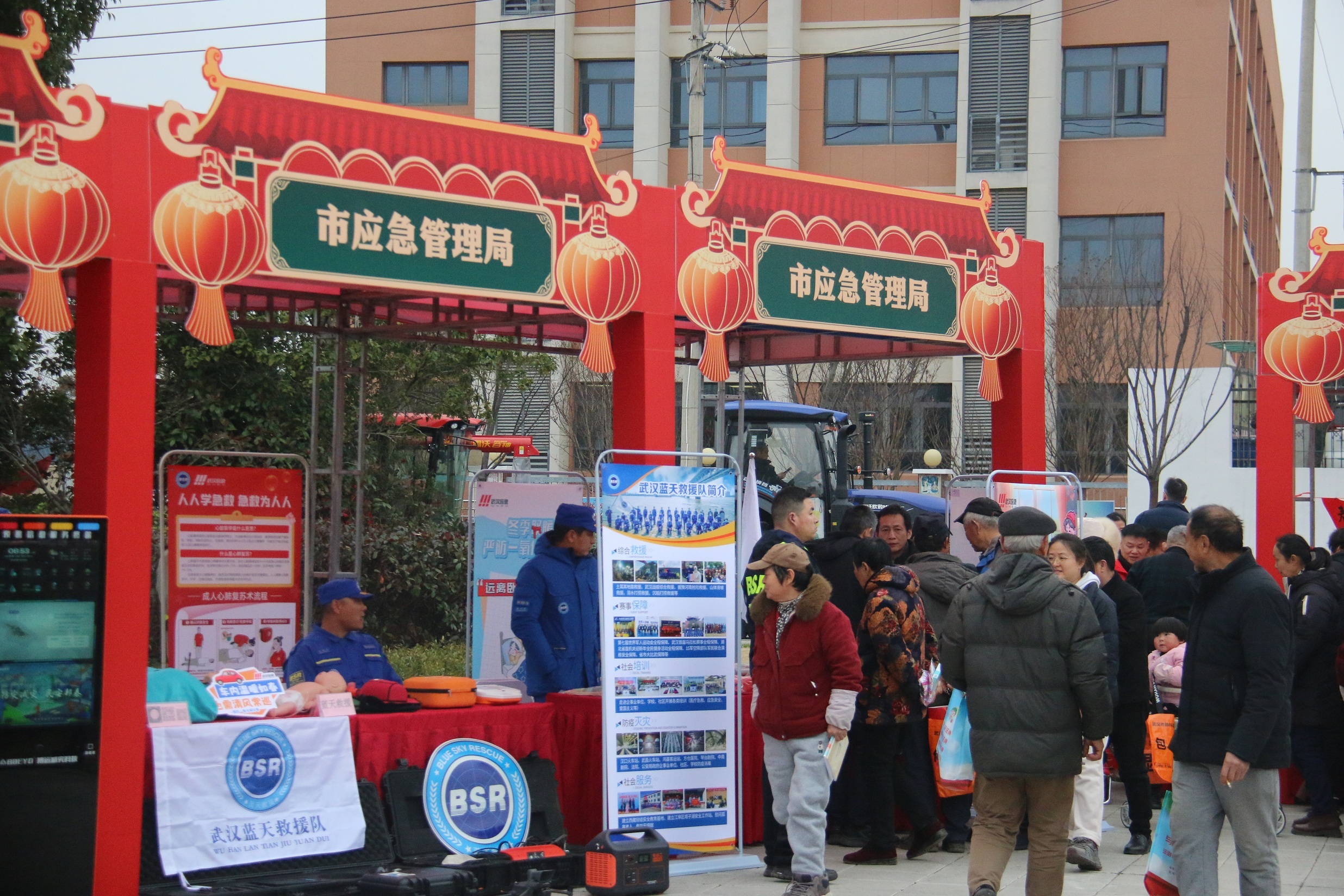 活动现场气氛热烈，乡亲们踊跃参与互动