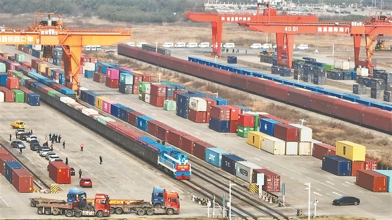 江西开行首列跨里海中欧班列（图）