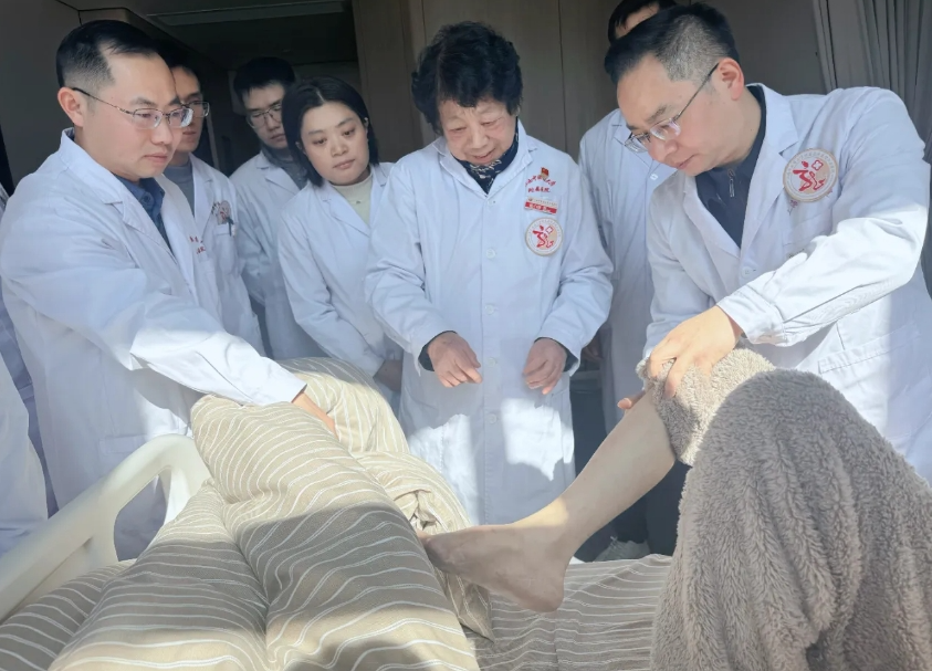 张小萍教授在多学科团队陪同下查房问诊。