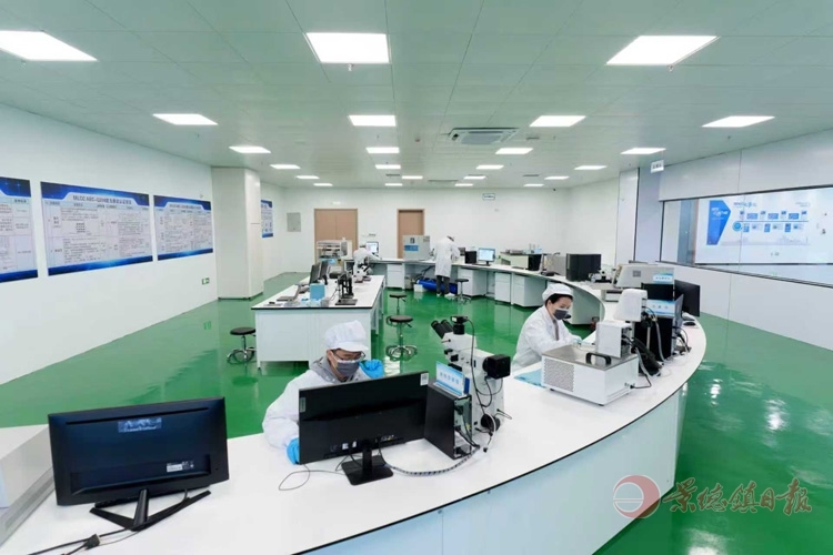 景德镇芯声科研人员正在研究产品。