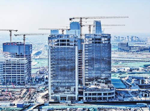 无人机航拍的雄安新区启动区财富大厦项目。作为金融岛首个开工的市场化项目，财富大厦目前全面进入机电安装和装饰装修阶段。