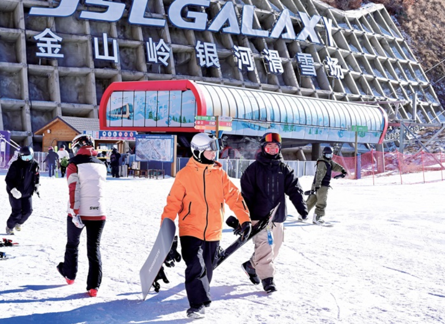 游客在滑雪场畅享冰雪活动的乐趣。和合承德网记者 孟瑶 摄